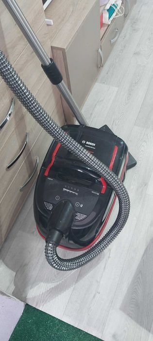 Переща прахосмукачка bosh aqwa&clean 4 работи перфектно без забелешки.