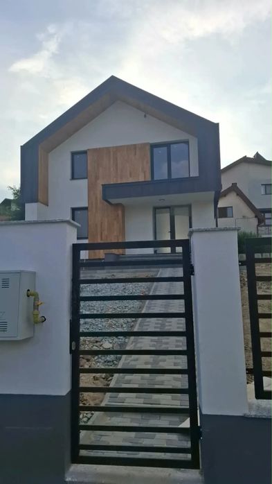 Casa cu etaj de vanzare