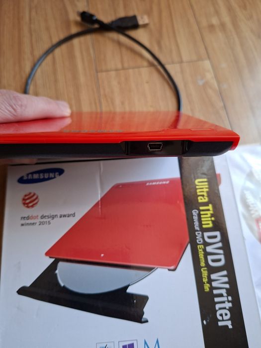 Samsung DVD extern se conectează usb.