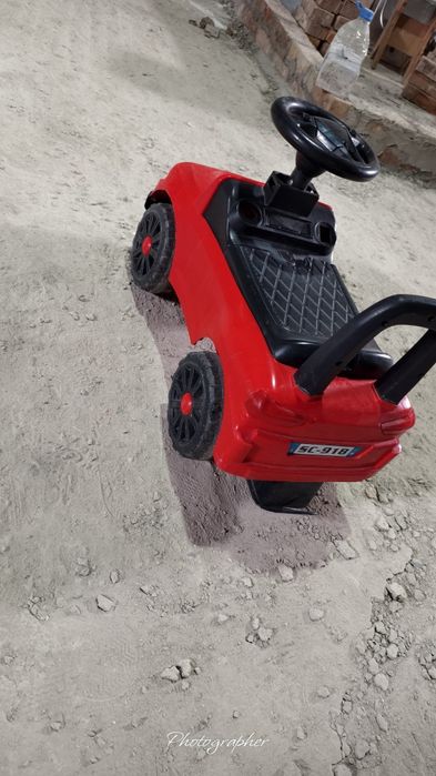 Игрушечная машина