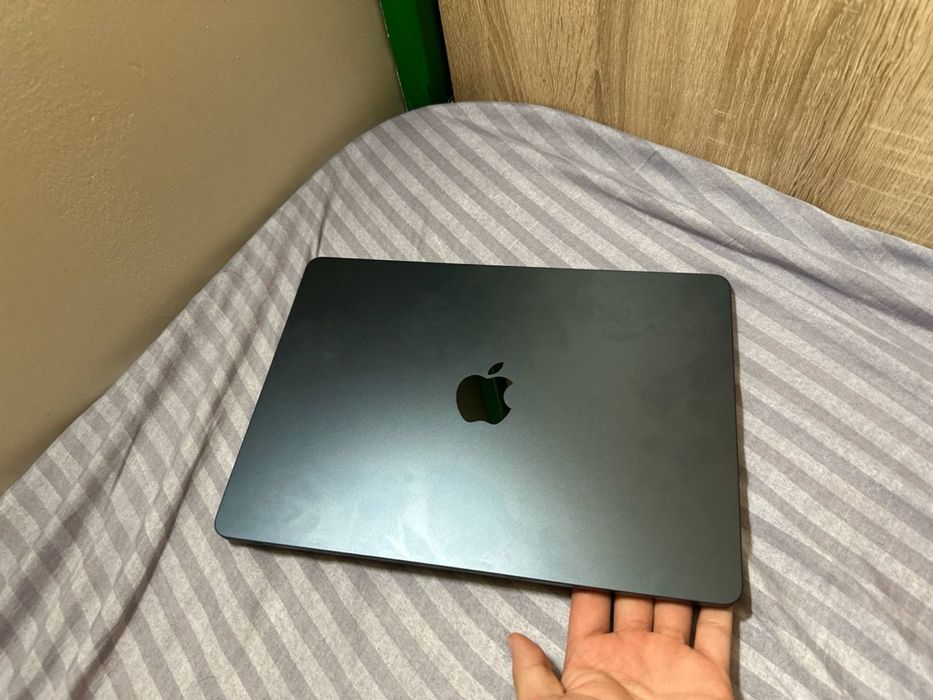 Макбук M3 8/256 gb