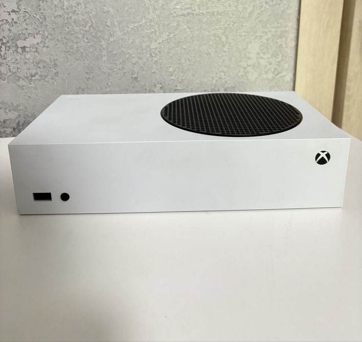 Xbox Series S 512 GB + 2 геймпада