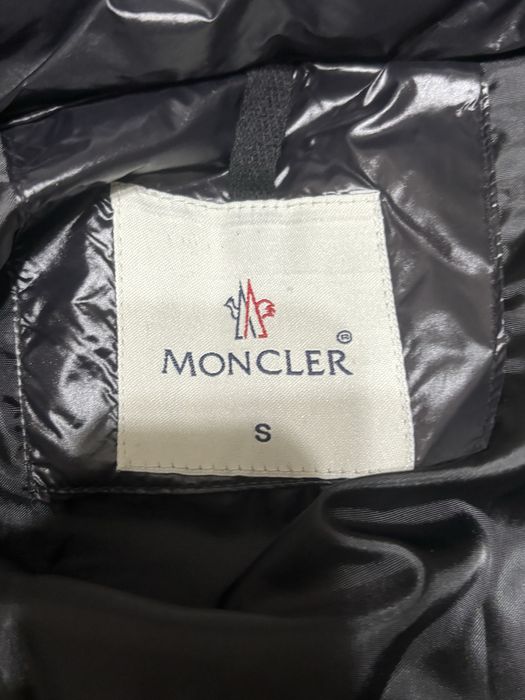 Продавам Moncler яке с NFC