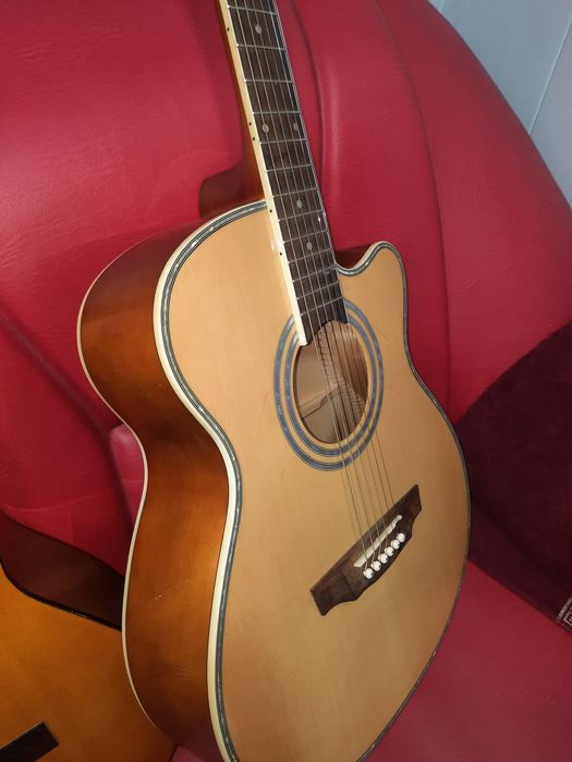 Гитара акустическая, подключаемая. На фото