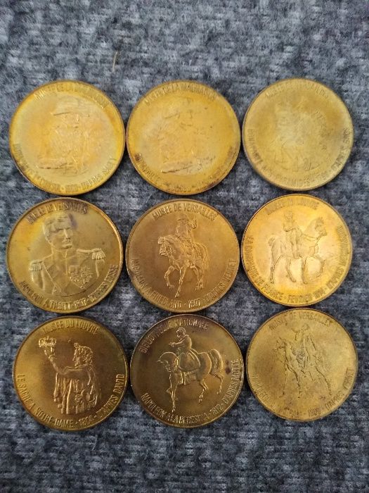 Монети от музей Лувъра в Париж на различна тематика