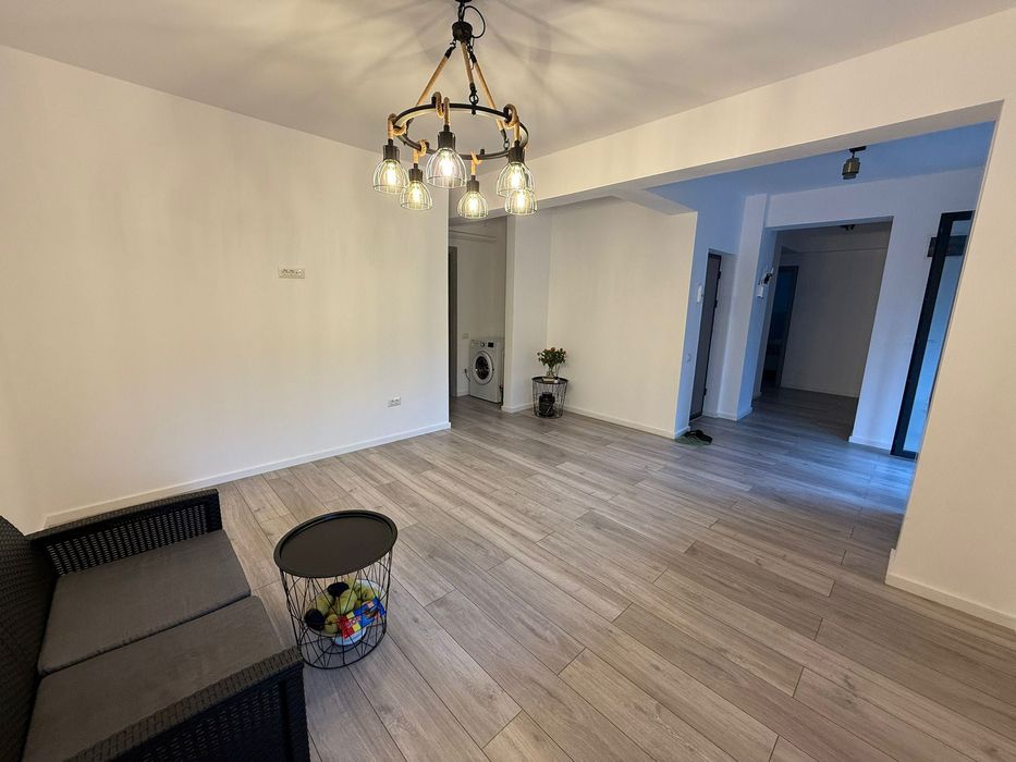 Apartament de vânzare , 3 camere , curte proprie