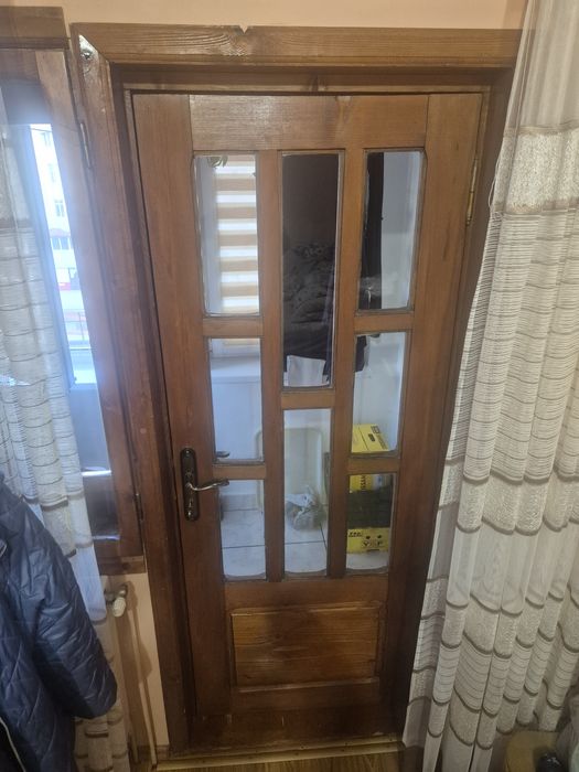 Vand 6 usi lemn de brad(1 dubla)+rama geam in stare foarte buna, lacuite, intretinute cu grija