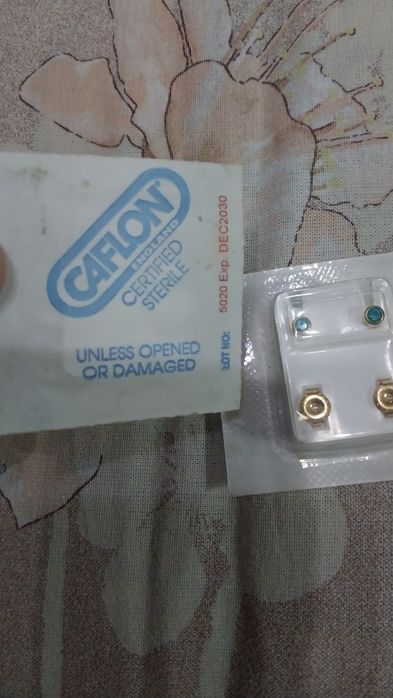 Серьги-гвоздики.