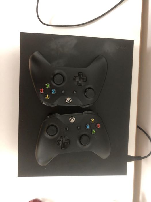 Xbox one x 1 tb 2 джойстика