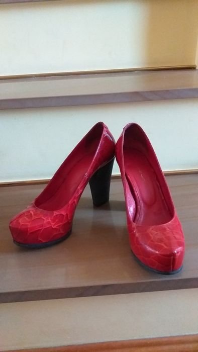 Pantofi talpa rosie cu toc din piele, Italia, 37