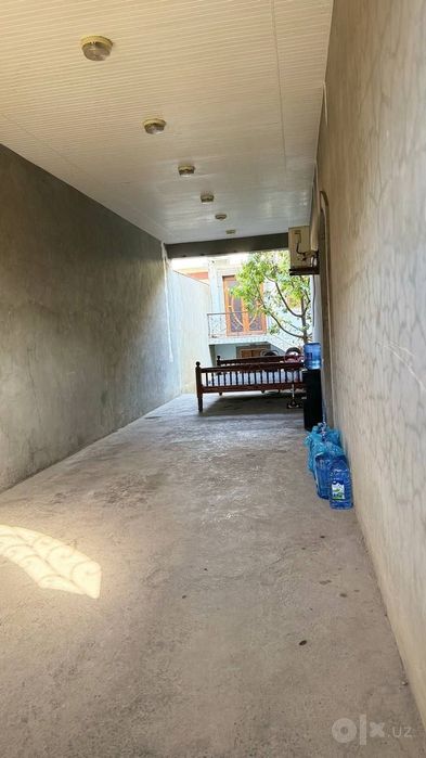 Dombrabod burchagidagi joy, Uchastkada 2 ta uy bor, 3,7 akr, 8 xona.