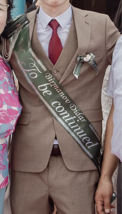 Бежевый костюм тройка