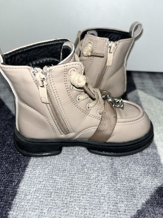 Продам ботинки на девочку демисизон