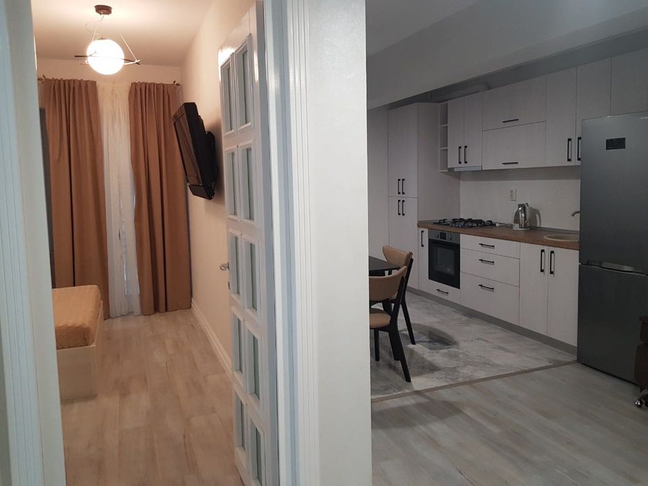 Închiriez apartament la Royal Town