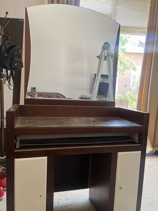 “Трюмо с большим зеркалом для хранения парфюмерии и аксессуаров