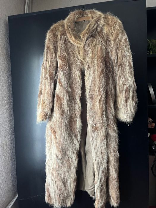 Палта-естествен косъм, също така има и зимни шапки от естествен косъм.