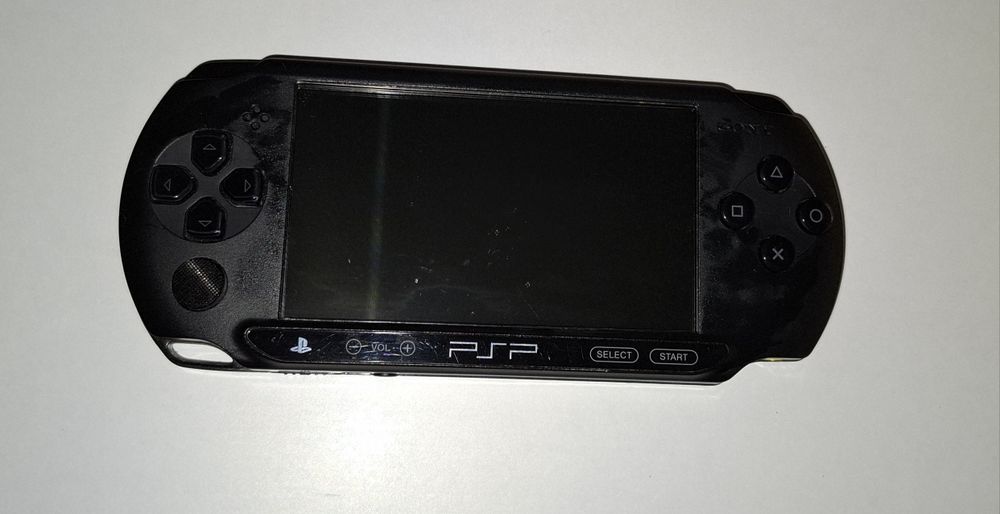PSP Sony E1004 funtional + modat + jocuri incluse