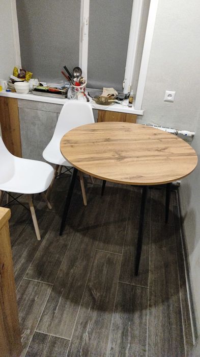 Стол кухонный красивый