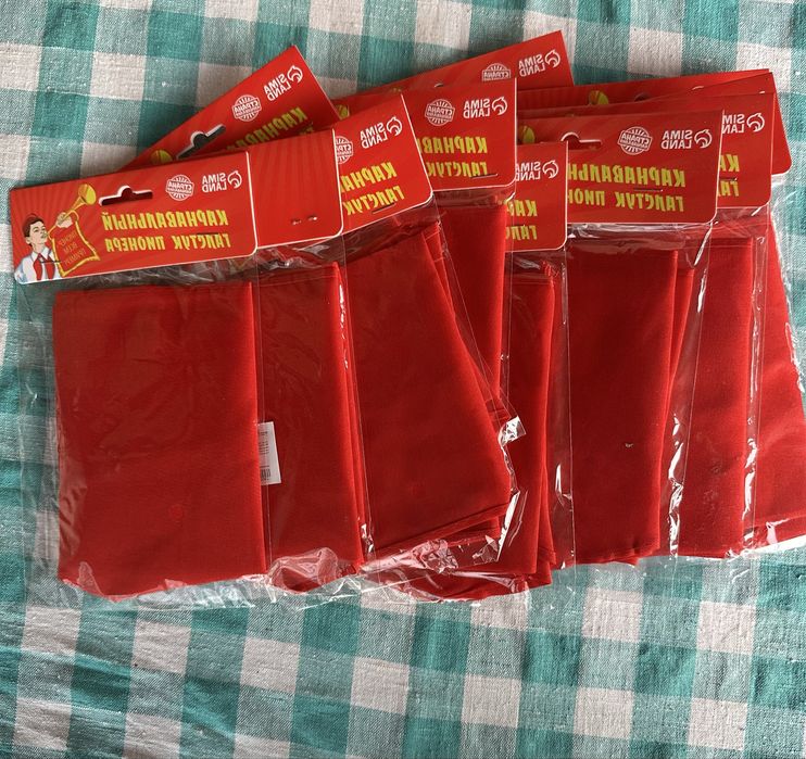 Пионерский красный галстук