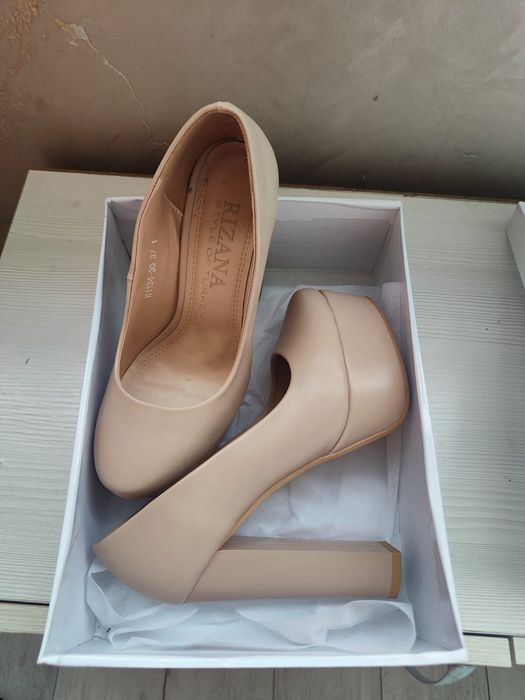 Вечернее платья молочного цвета