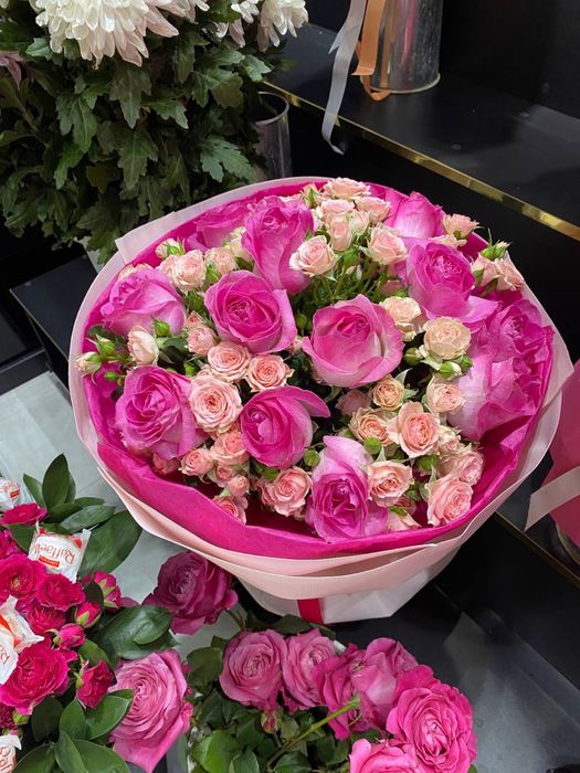 Buket gullar pionavidniy roza katarina bables