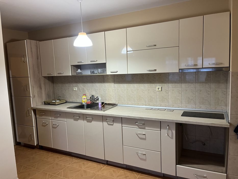 Кухня с плот ,мивка и абсорбатор