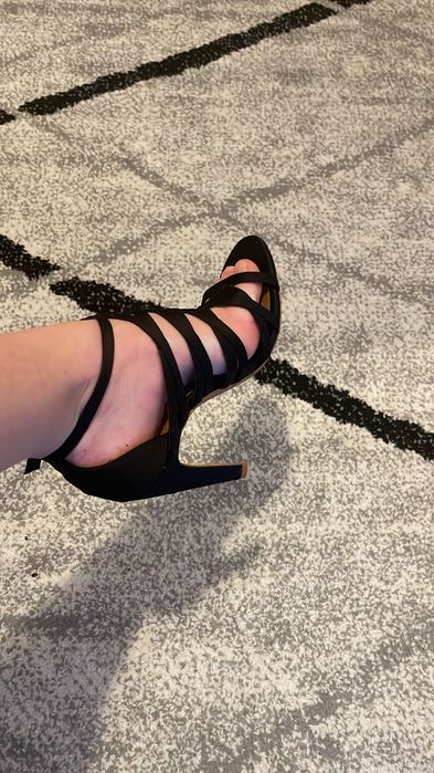 Vând sandale elegante