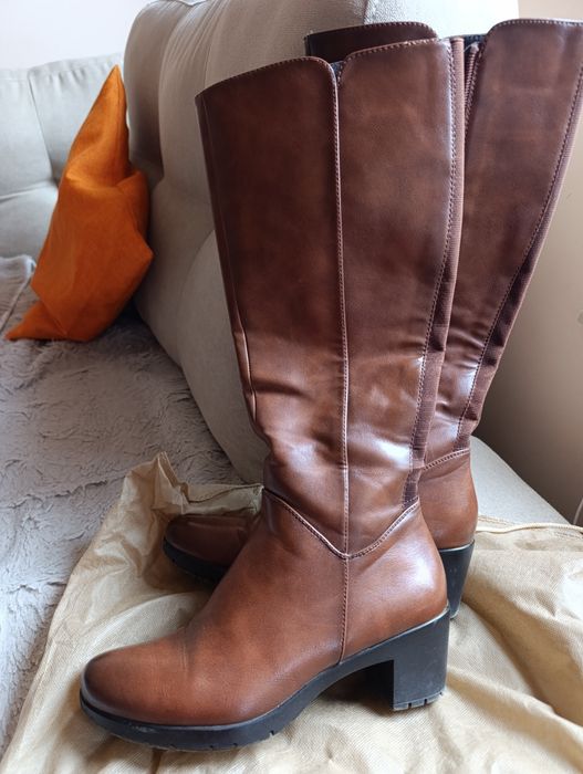 Високи кафяви ботуши