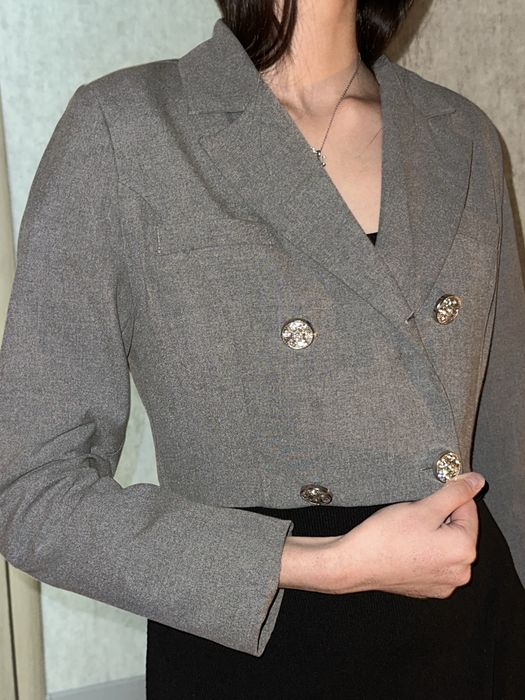 пиджак укороченный серый