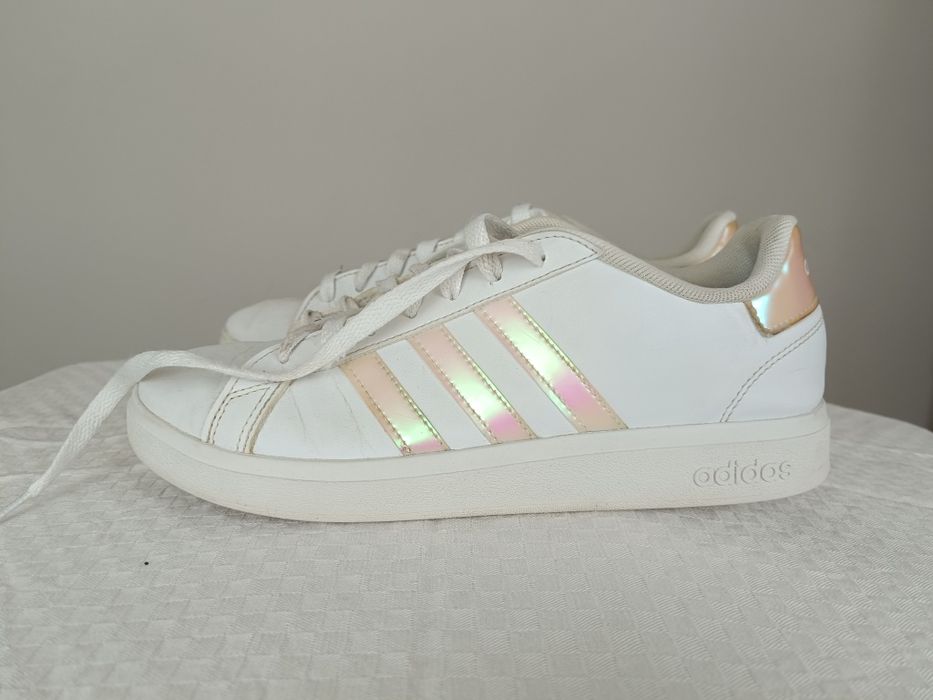 Adidas Grand Court Lifestyle – Бели дамски маратонки с перлени райета