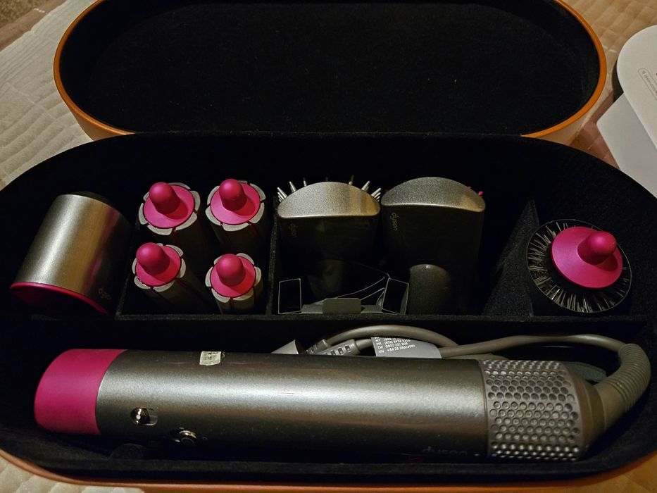 Set Dyson : 7 accesorii - perie, ondulator, feon
