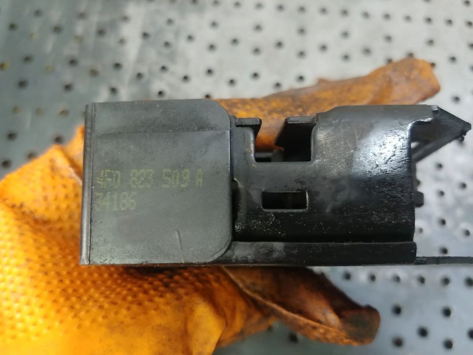 broasca capota audi a4 b7 4f0823509a