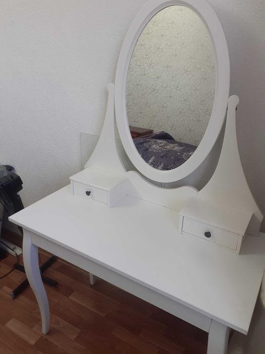 Продам женский столик