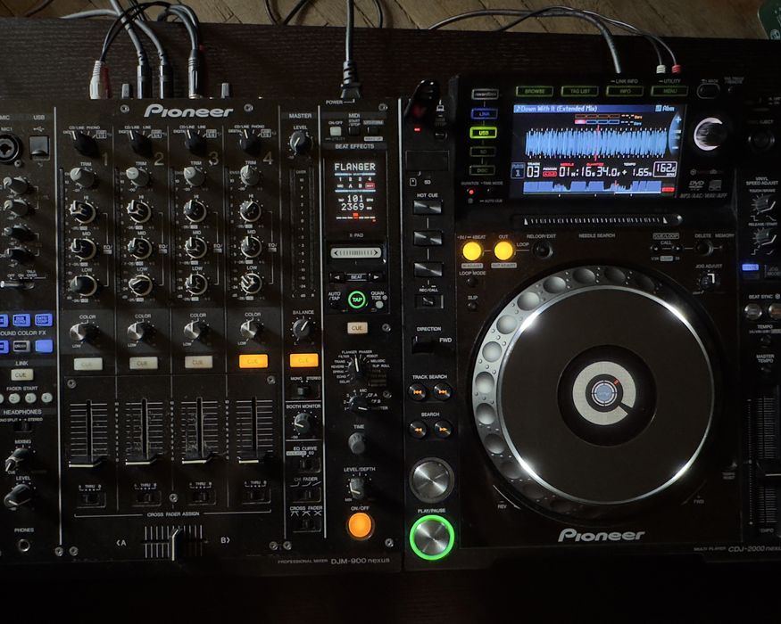 2 x Pioneer CDJ-2000 Nexus + Pioneer DJM-900 Nexus