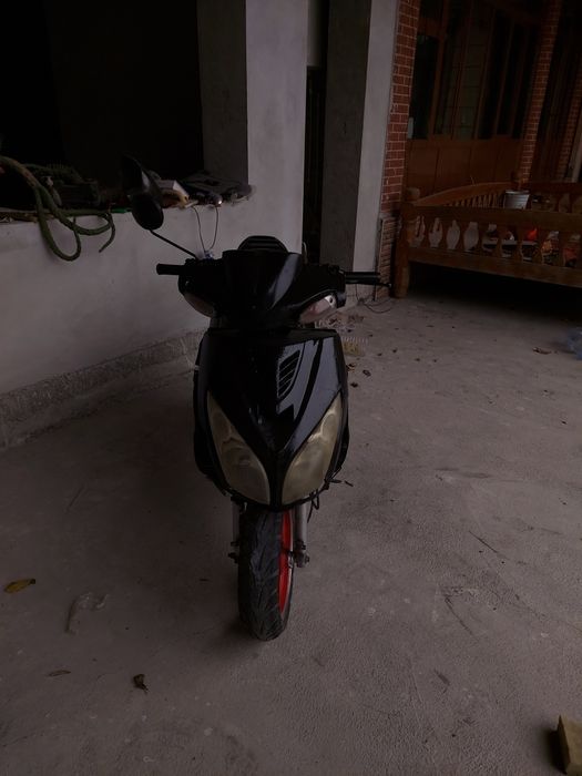 Benzinli skuter sotiladi 150cc