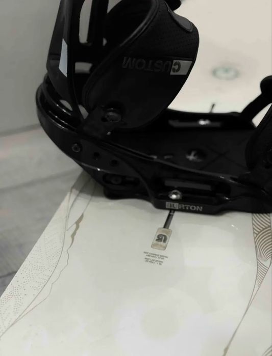 Продам сноуборд с креплениями Burton