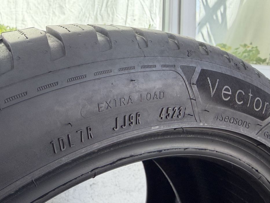 225/45/17 Goodyear 2Броя: 80€ 6.5мм Всесезонни гуми