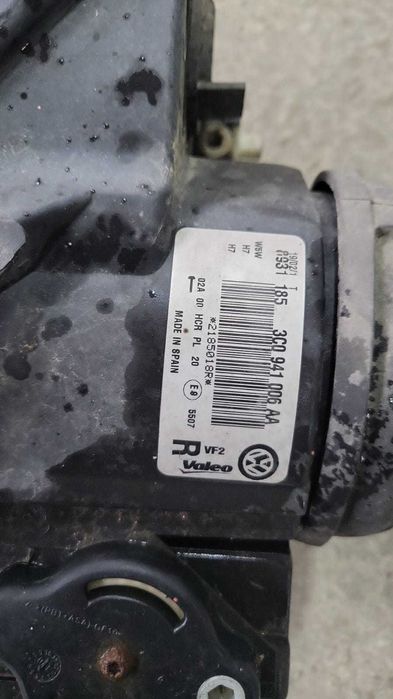 Faruri stanga / dreapta cu lupa VW Passat B6 3C0941006AA / 3c0941005aa