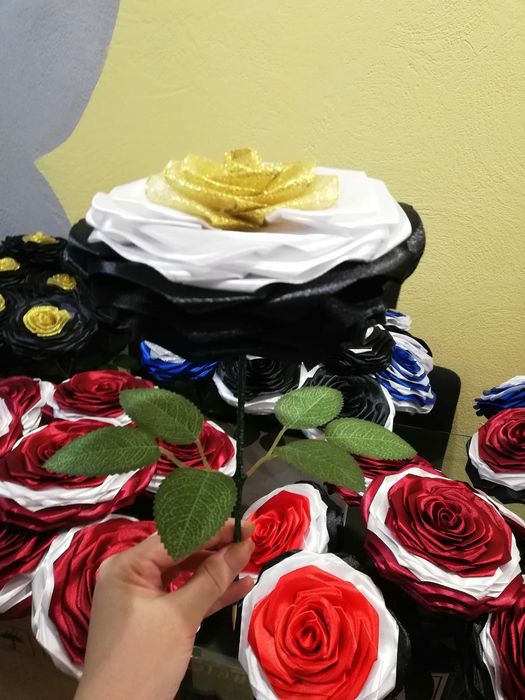 Розы из атласной ленты, подойдут на родительской день