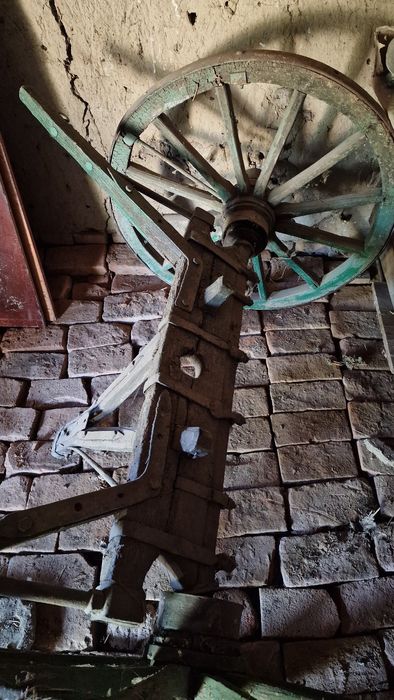 Caruta decorativa pe sine de lemn