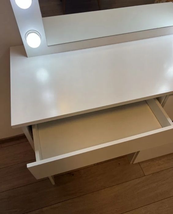 Domez măsuța de makeup