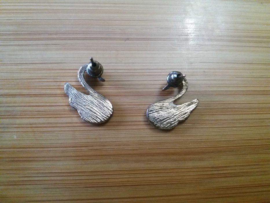 Обеци лебеди с бял емайл и камъчета