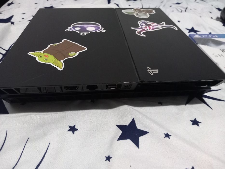 Vând PS4 pro . Un singur controller