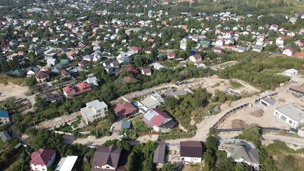 Участок с видом на город и горы