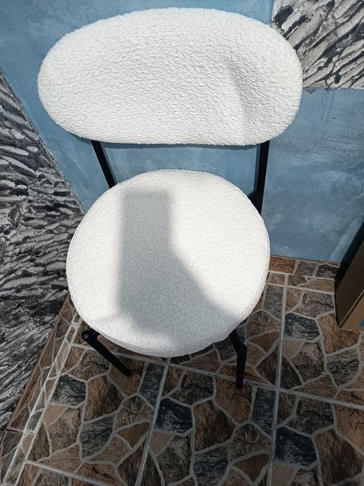 Vând scaune cu schelete de fier