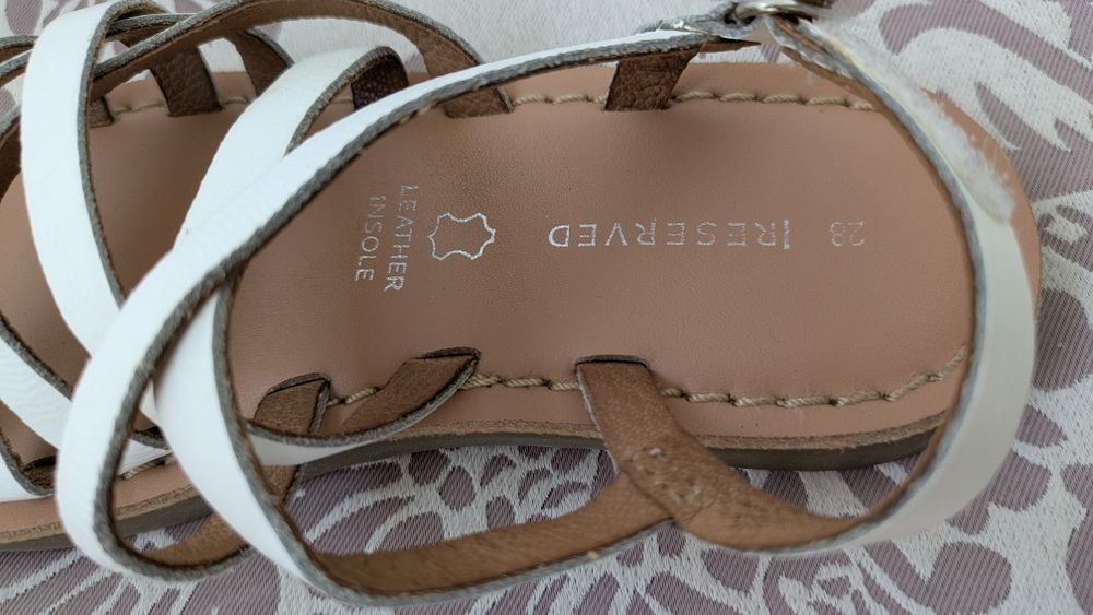 Vând sandale, albe Reserved, piele, mărimea 28