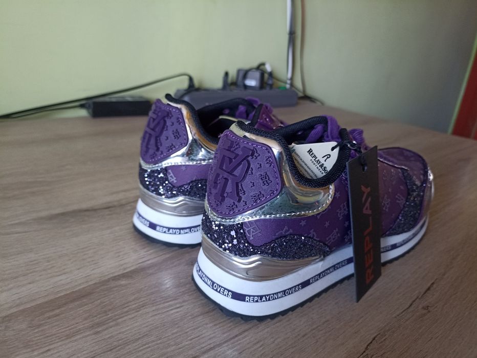 Чисто нови обувки на ,  Replay