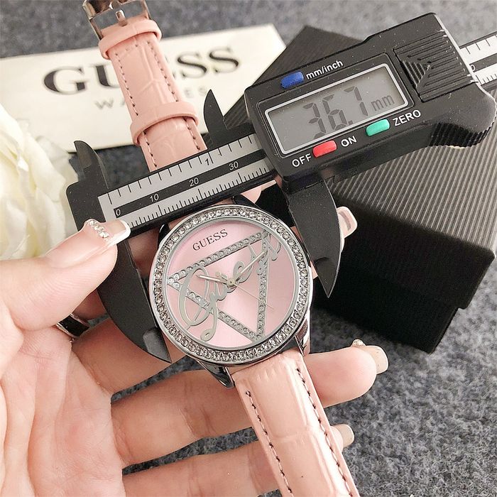 Дамски ръчен часовник Guess с кожена верижка