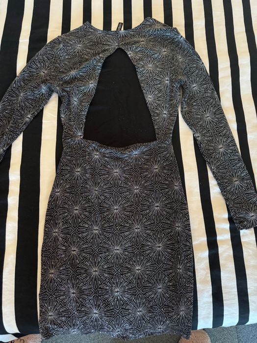 Рокля с гол гръб