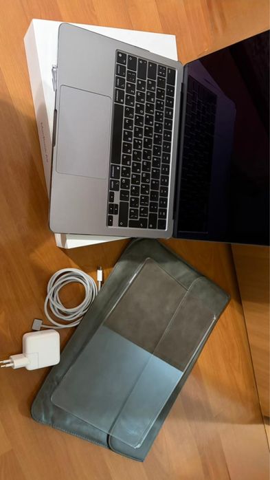 Продам Продам MacBook Air M2 13” (Space Gray)